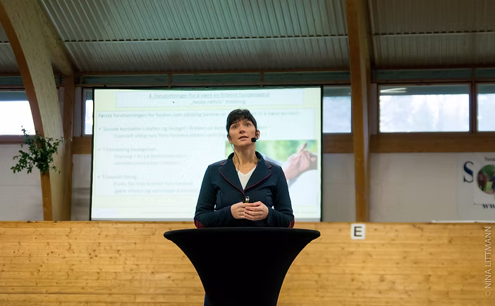 Dr. Manja Baunack presenting at the lectern